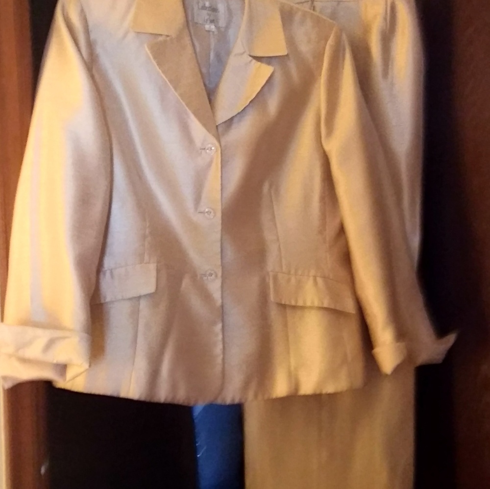 Pants Suit - Picture 2 of 3